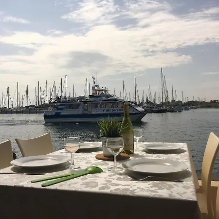 - Les Pieds Dans L'eau Agreable En Toutes Saisons 4 Couchages - Climatisation - Parking Prive - Piscine Sur - Vue Magnifique Et Rare - Situation Optimum - Les Argonautes - Ile Des Pecheurs - Cap D'agde 公寓 阿格德