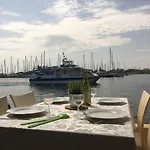 - Les Pieds Dans L'eau En Toutes Saisons 4 Couchages - Climatisation - Parking Privé - Piscine Sur - Vue Magnifique Et Rare - Situation Optimum - Les Argonautes - Ile Des Pêcheurs - Cap D'agde Appartamento Agde