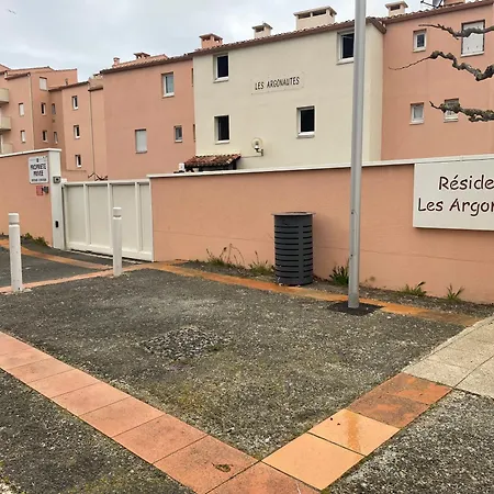 Apartment Les Argonautes: Beachfront With Pool And Sea Views *