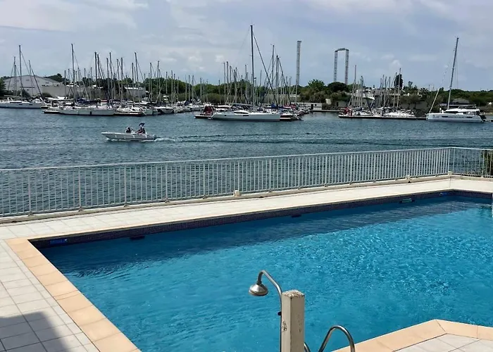 Les Argonautes: Beachfront With Pool And Sea Views Agde